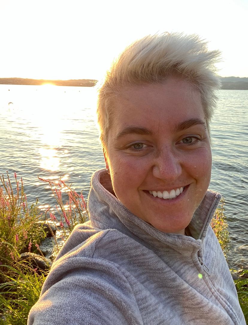 Erfolgreiche Kundin von Roof Design, die mit unserer Hilfe ihr Dach eigenständig neu gedeckt hat